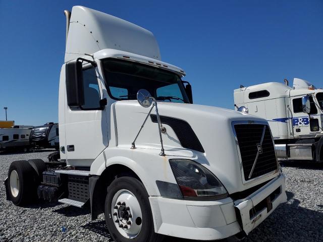 Salvage Volvo Vn