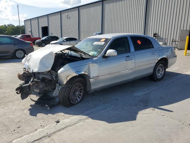  Salvage Lincoln Towncar