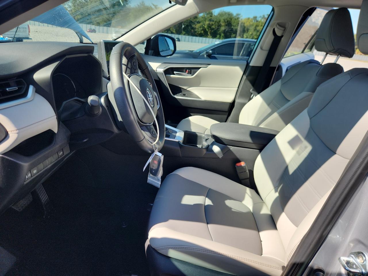 Toyota RAV4 Xle Premium Image 6