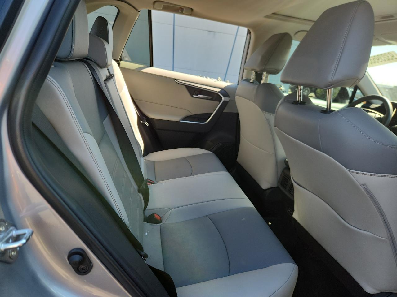 Toyota RAV4 Xle Premium Image 11