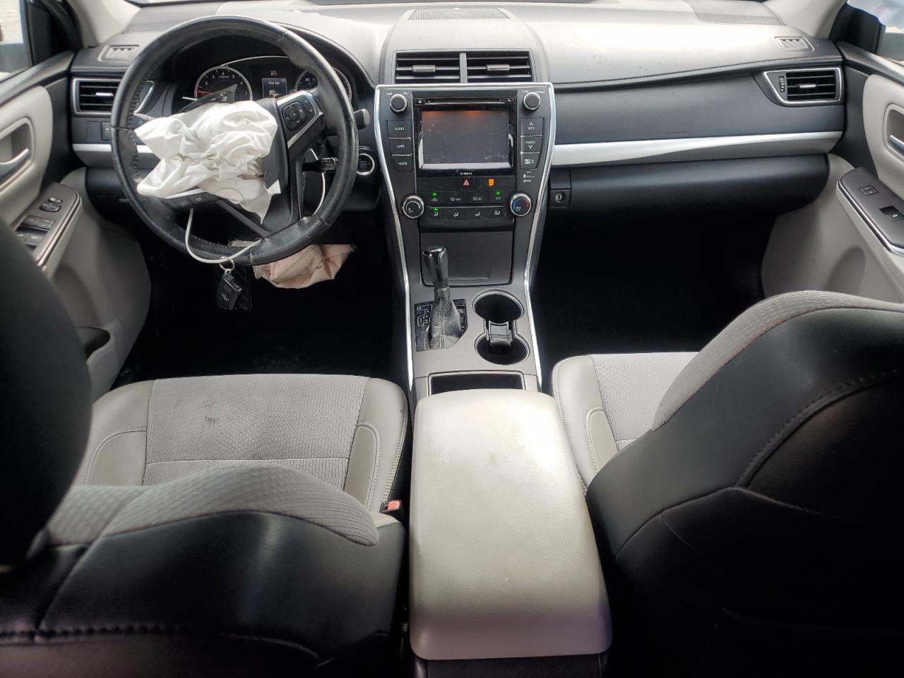 Toyota Camry Le Image 8