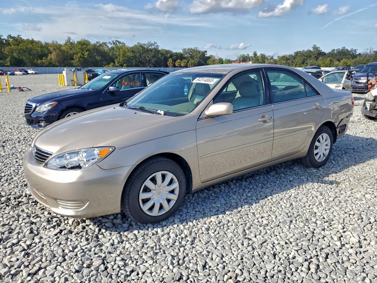 Toyota Camry Le Image 1
