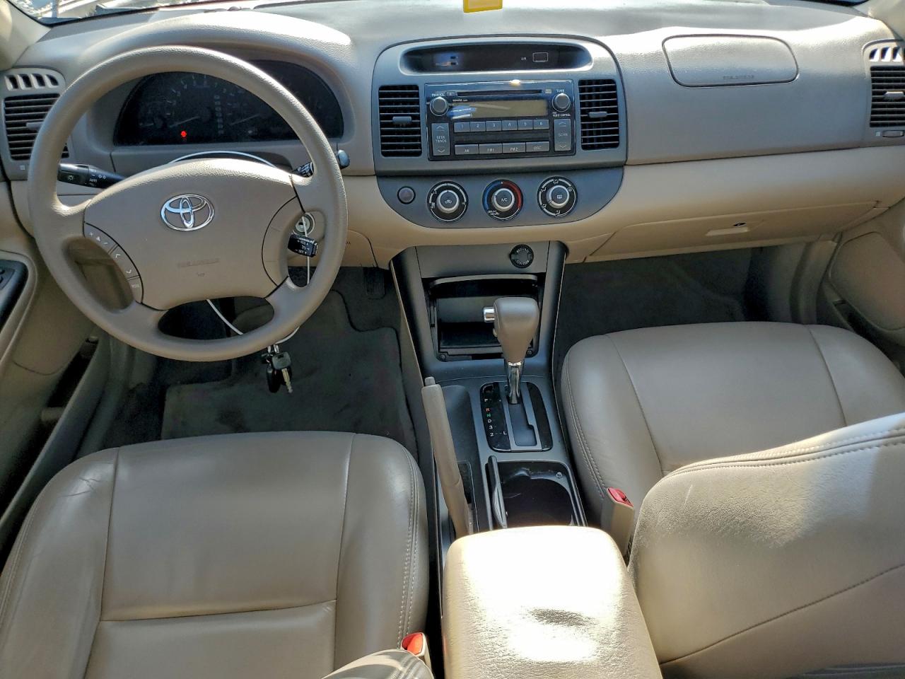 Toyota Camry Le Image 4
