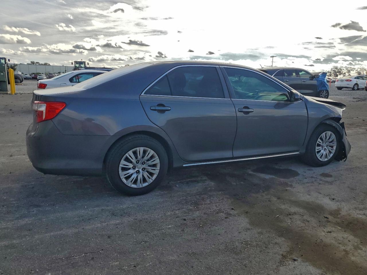 Toyota Camry L Image 2