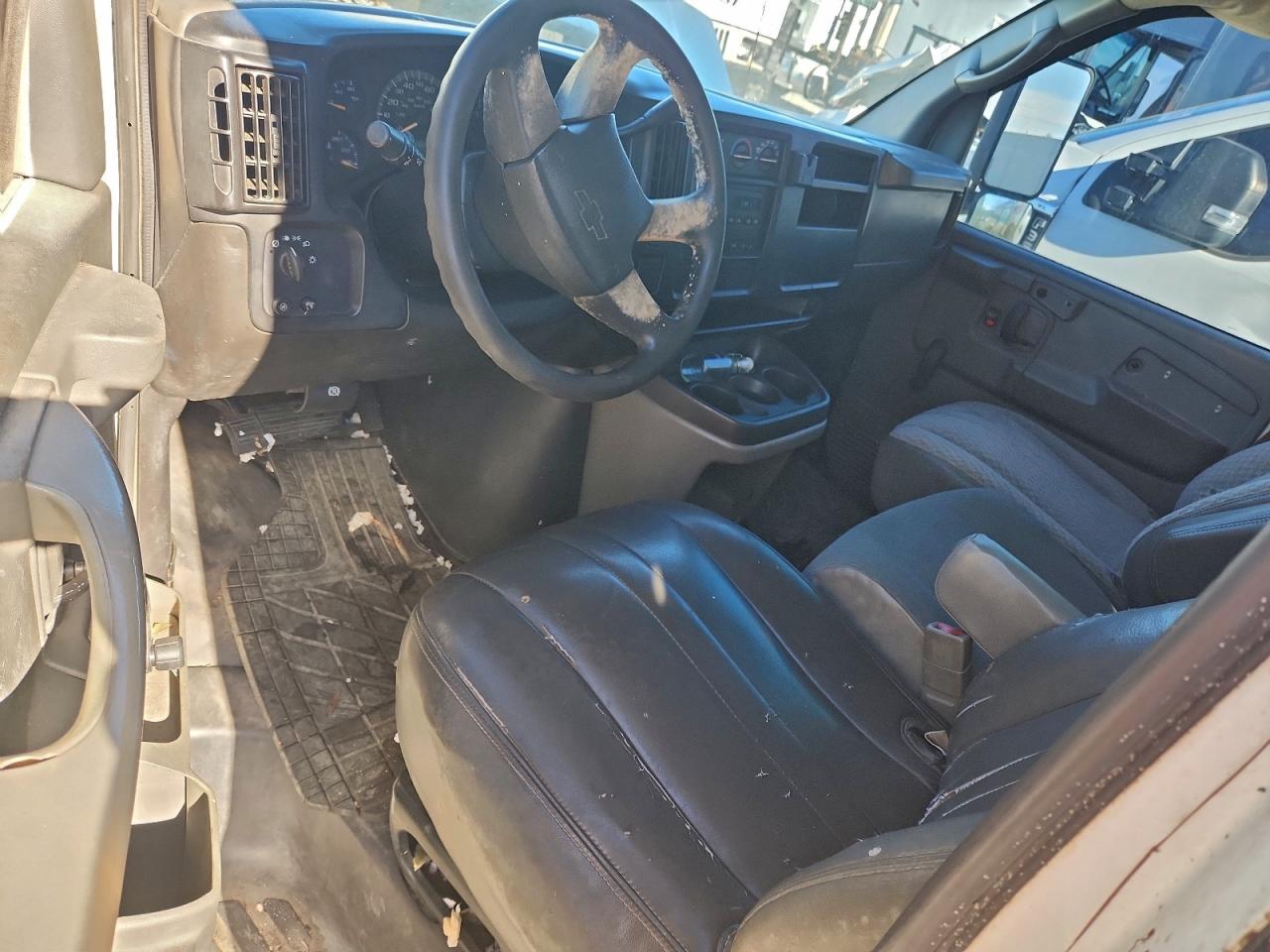 Chevrolet Express Image 4