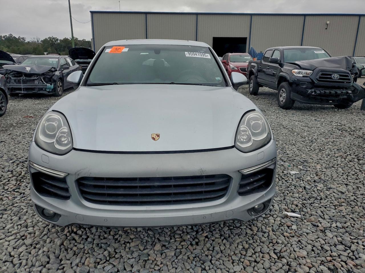 Porsche Cayenne Image 2