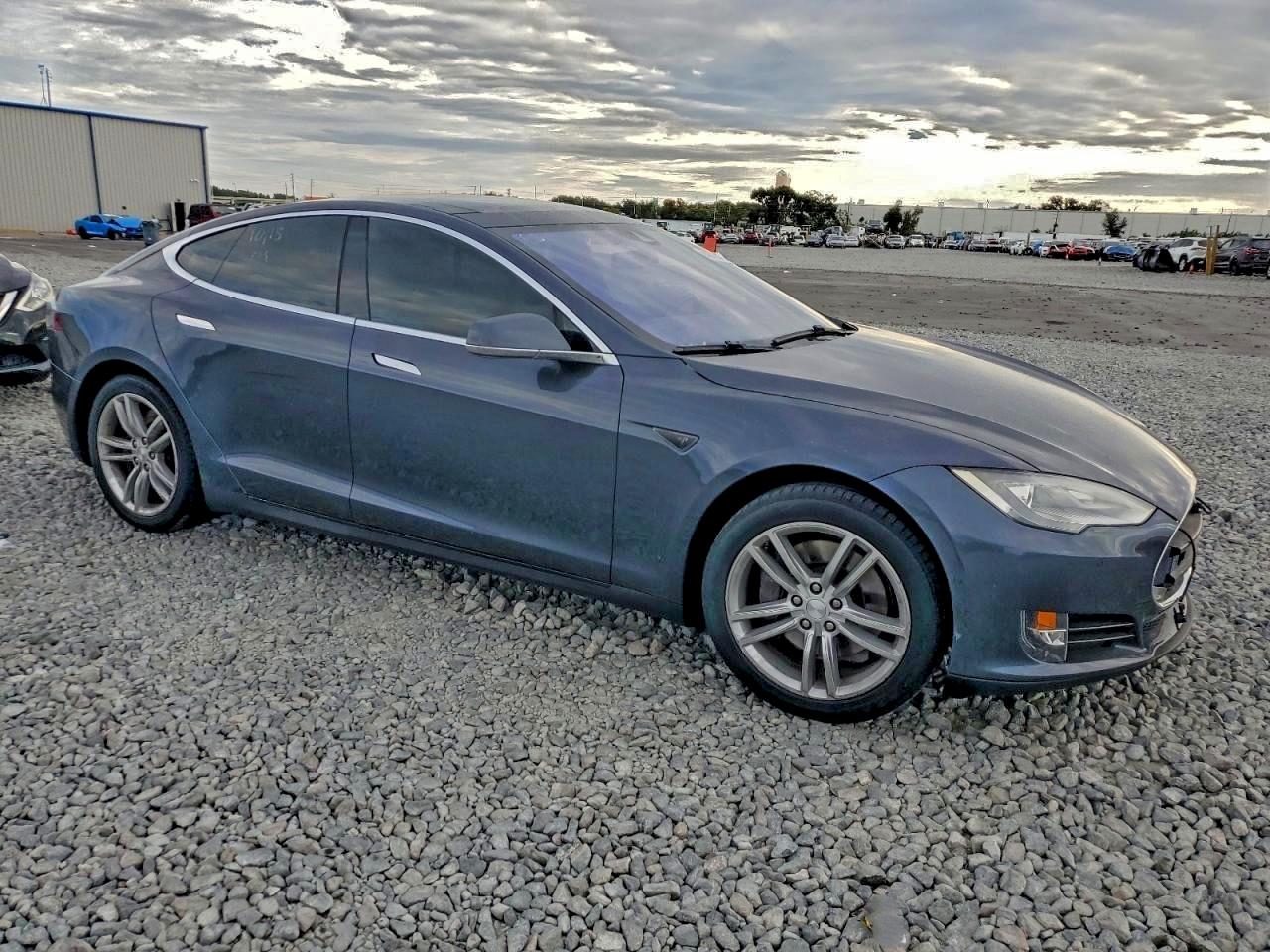 Tesla Model S 85 Image 4