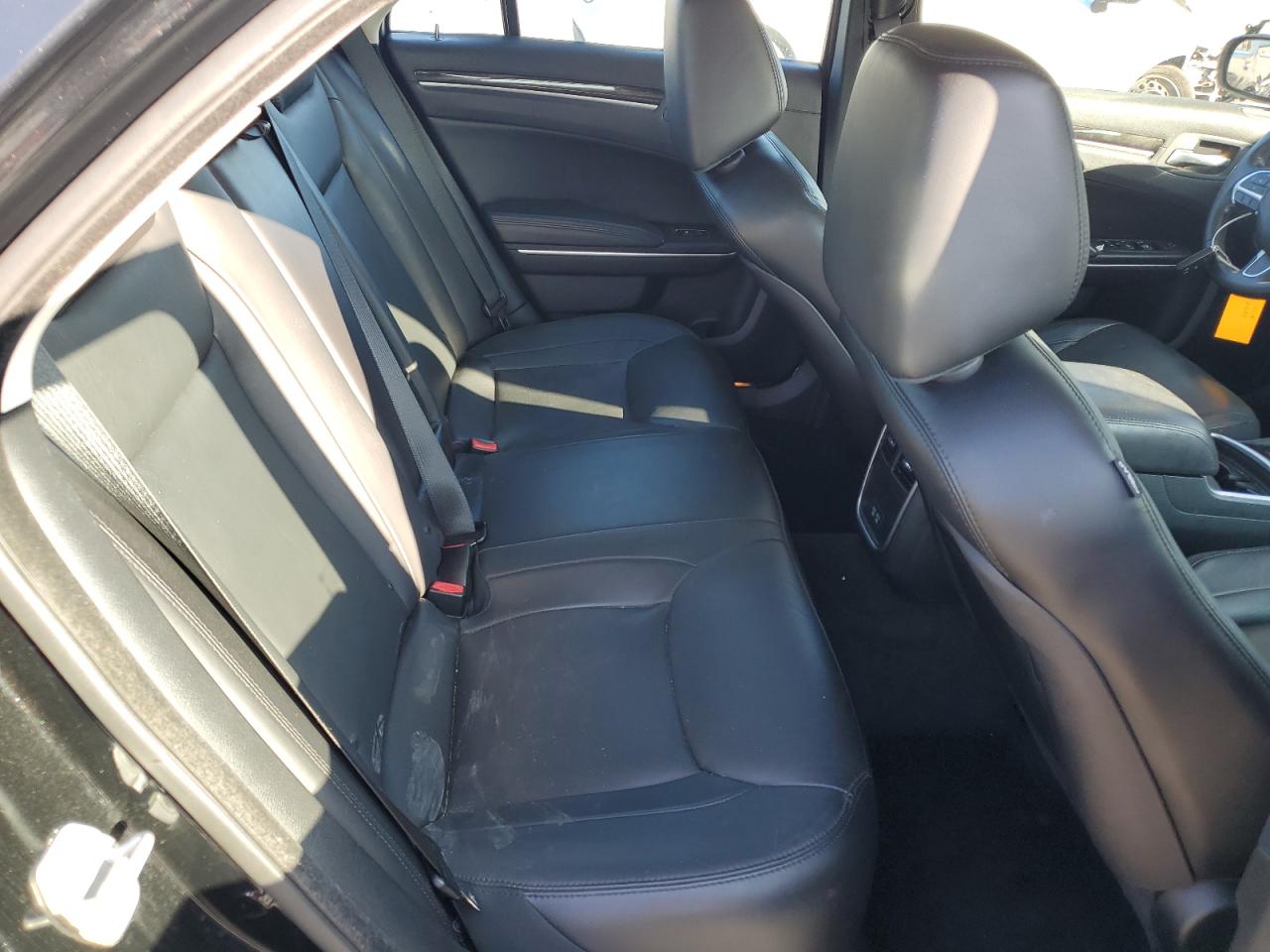 Chrysler 300 Limited Image 6