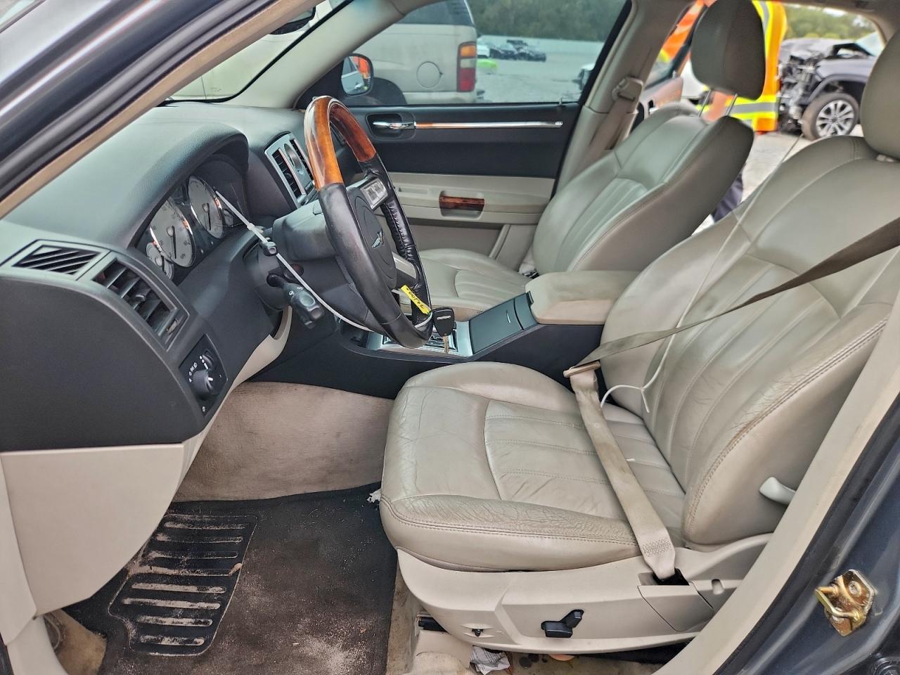 Chrysler 300 Image 8