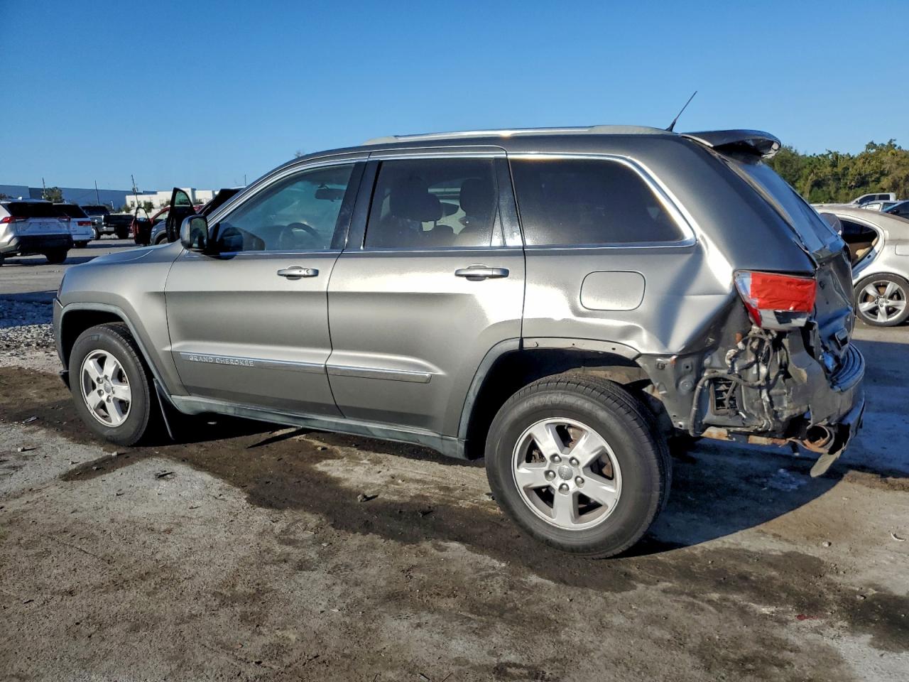Jeep Grand Cherokee Laredo Image 2