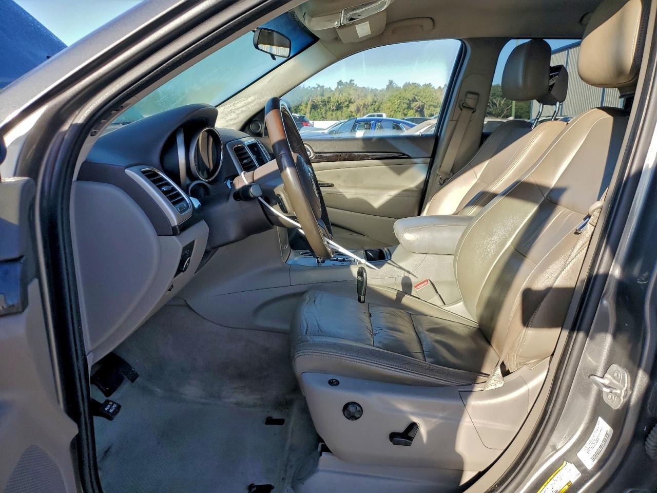 Jeep Grand Cherokee Laredo Image 12