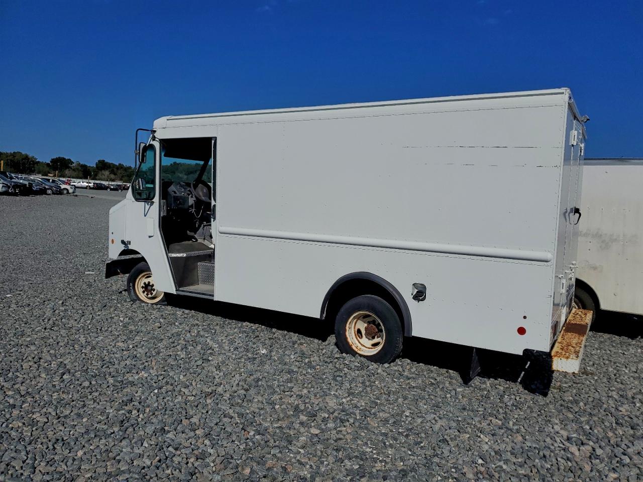 Ford Econoline E350 Super Duty Stripped Chassis Image 2