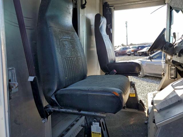 Ford Econoline E350 Super Duty Stripped Chassis Image 5