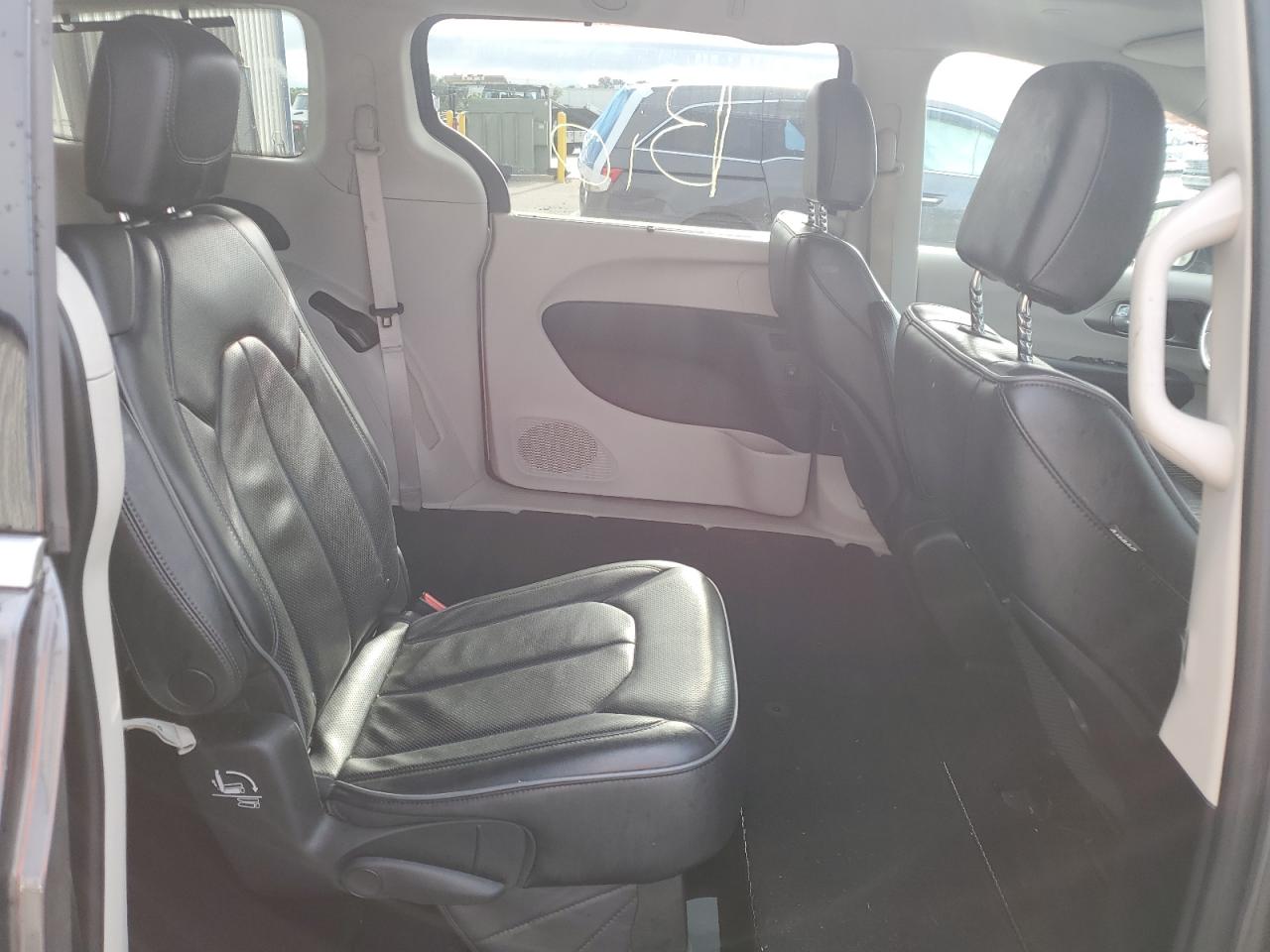 Chrysler Pacifica Limited Image 7