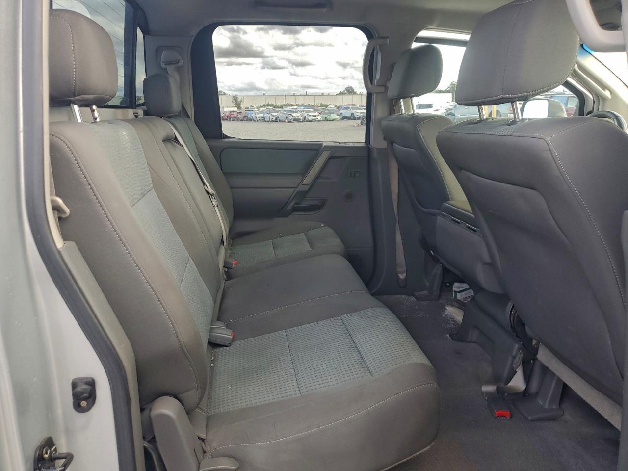 Nissan Titan Xe Image 2