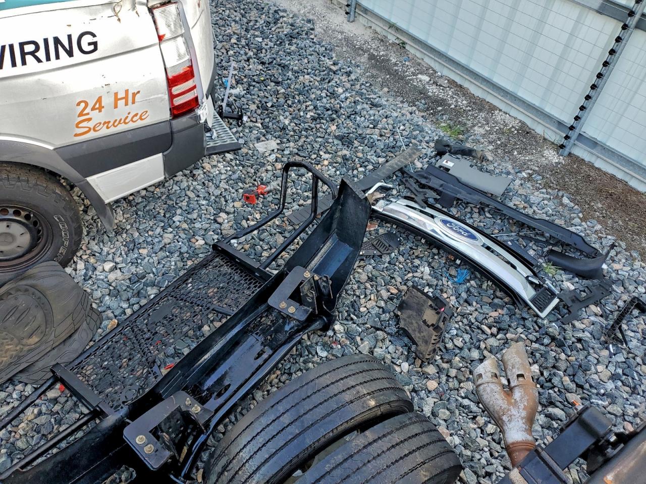 Ford F-550 Super Duty Image 9