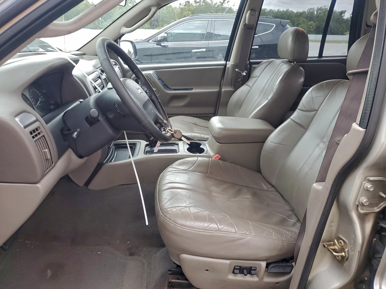 Jeep Grand Cherokee Laredo Image 11