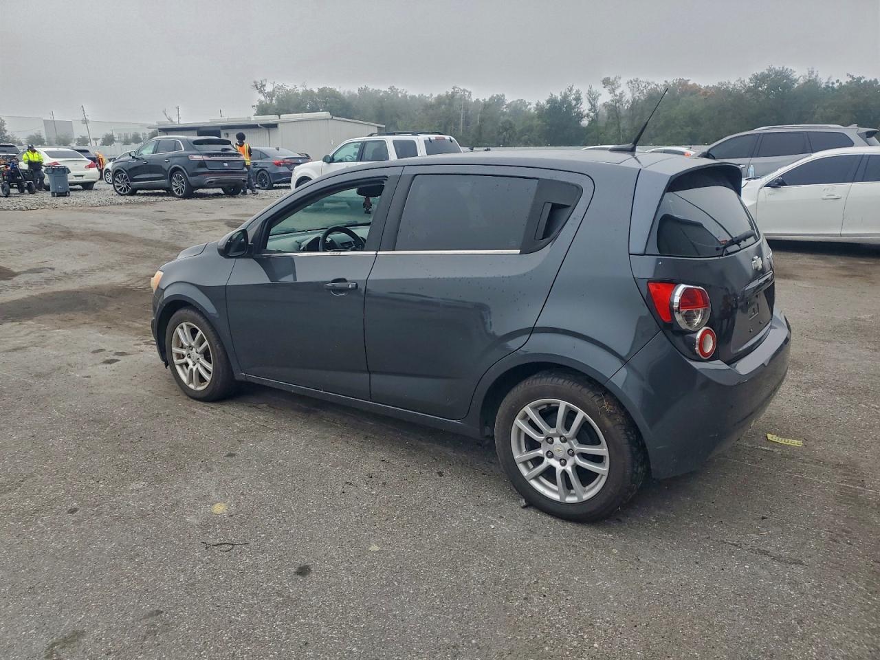 Chevrolet Sonic Lt Image 2