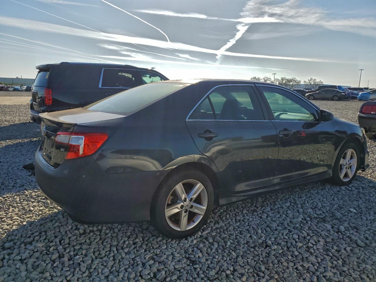 Toyota Camry L Image 2