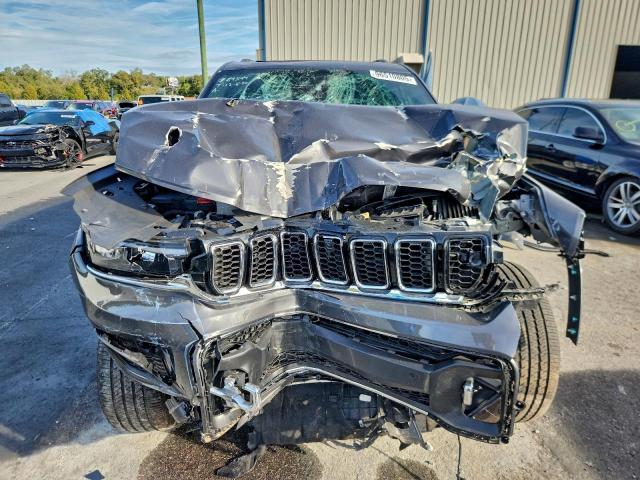 Jeep Grand Cherokee L Overland Image 4