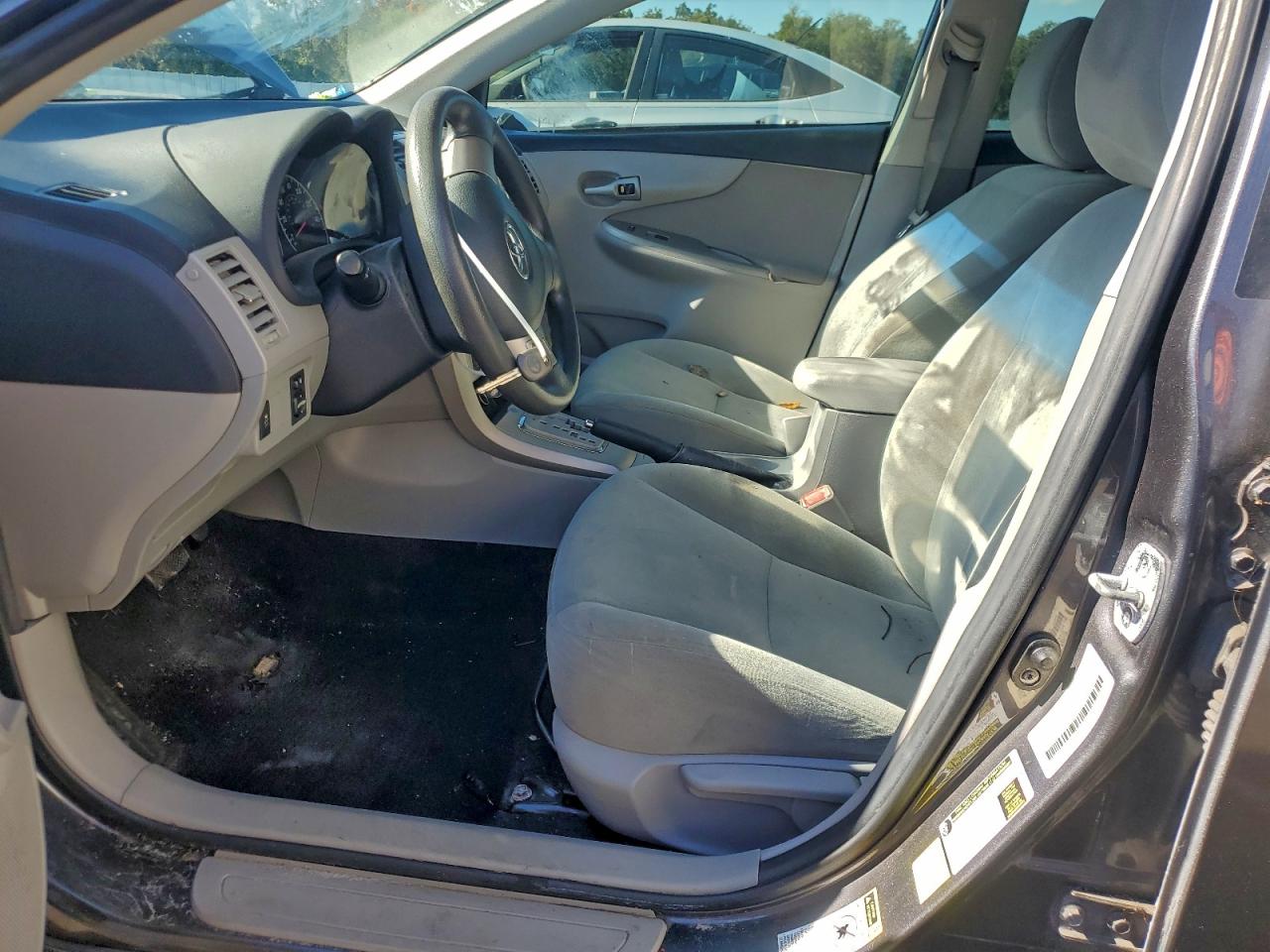 Toyota Corolla Base Image 7