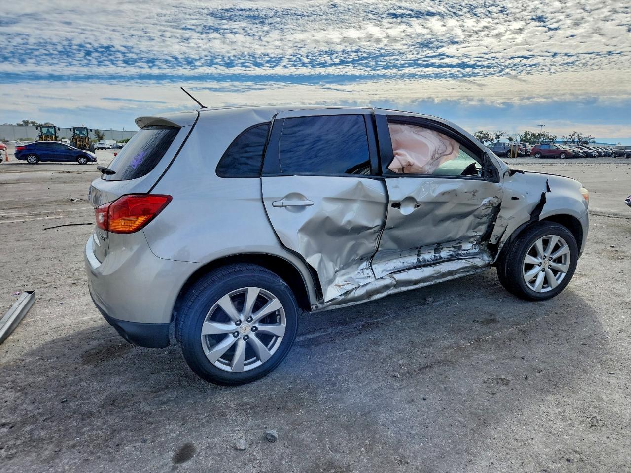 Mitsubishi Outlander Es Image 2