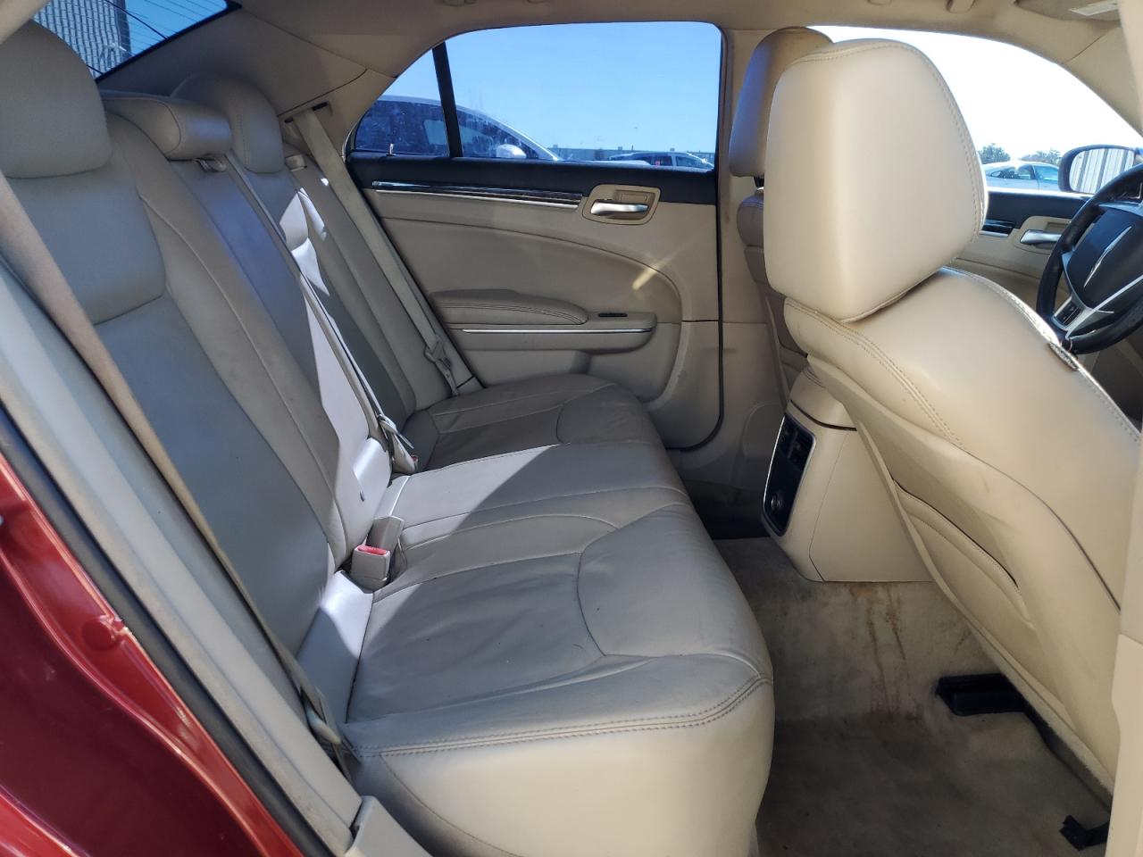 Chrysler 300 Limited Image 12