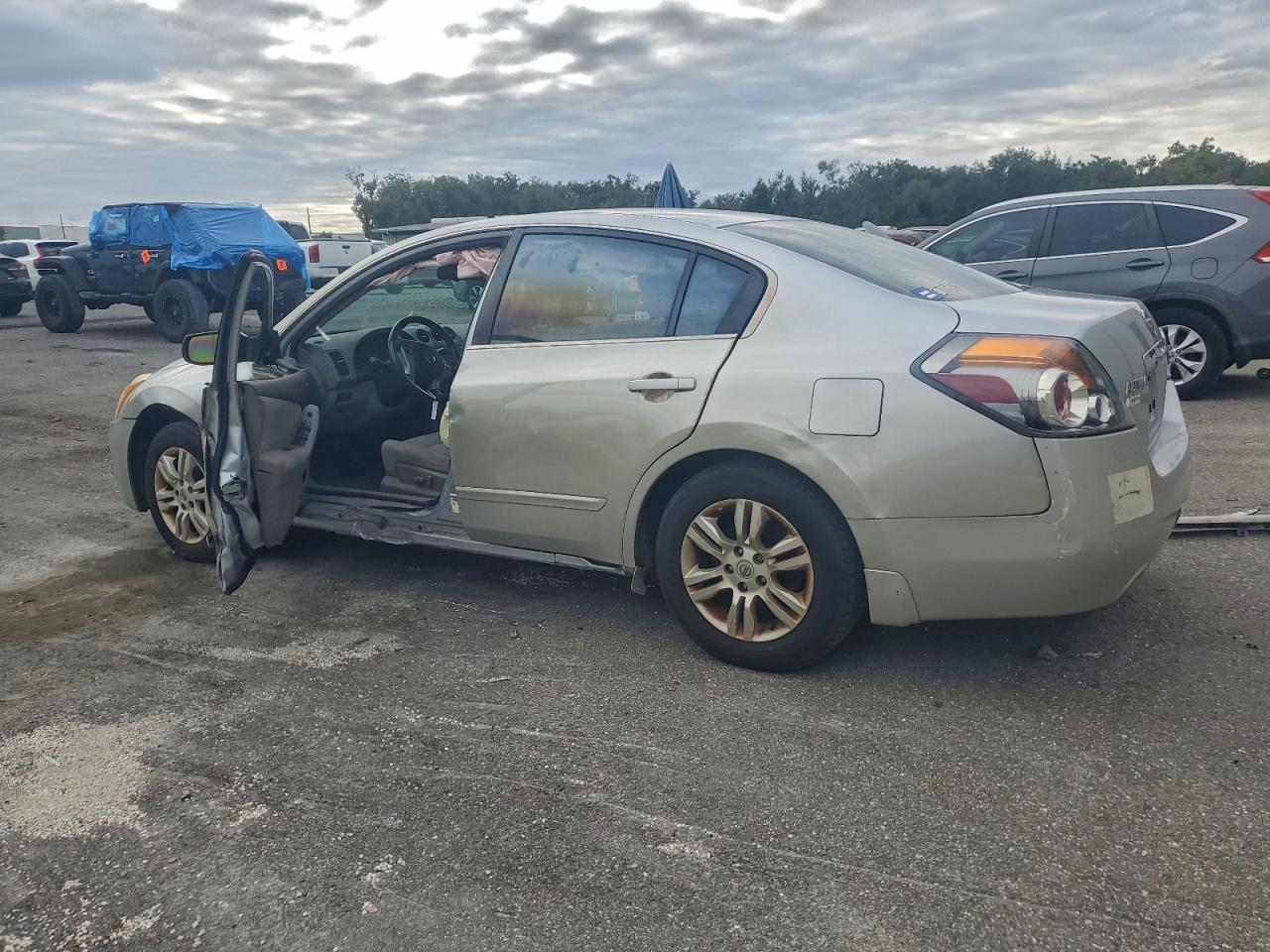 Nissan Altima Base Image 12