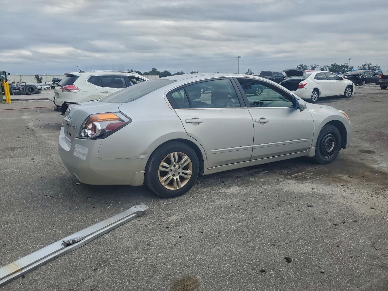 Nissan Altima Base Image 5