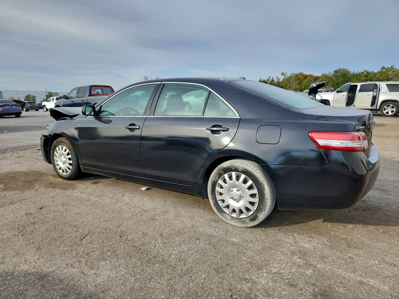 Toyota Camry Base Image 2