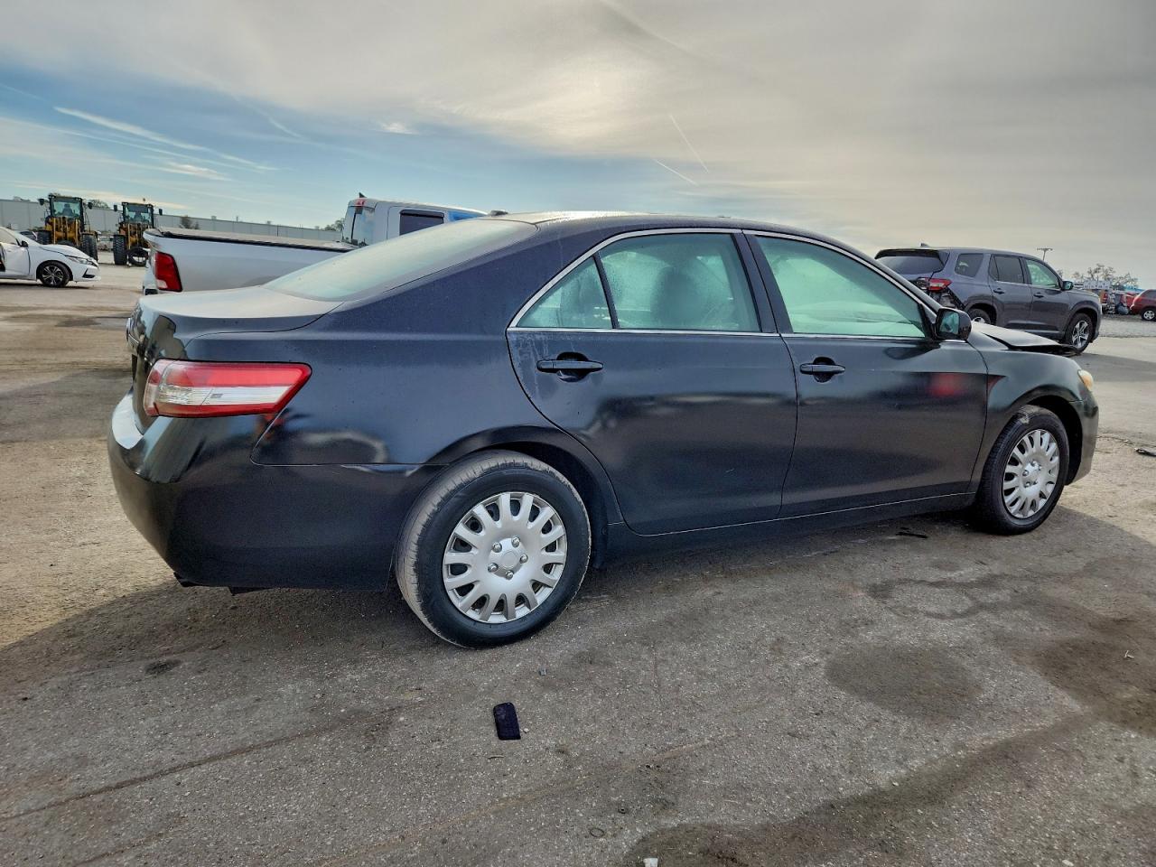 Toyota Camry Base Image 5