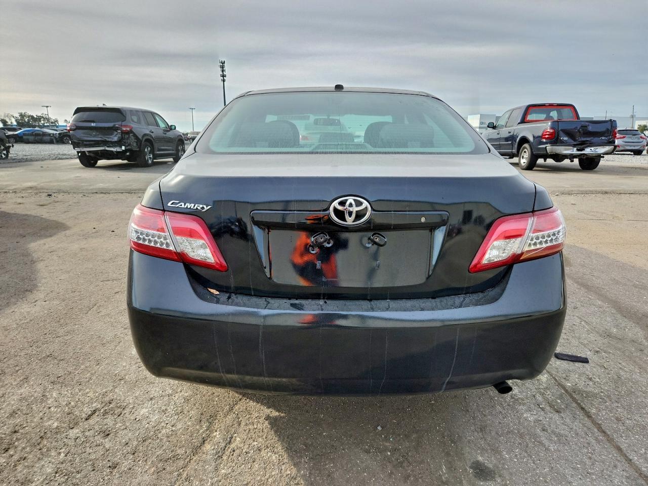 Toyota Camry Base Image 4