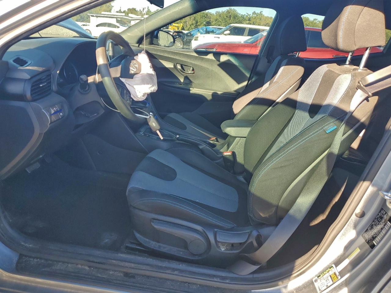 Hyundai VELOSTER Base Image 5