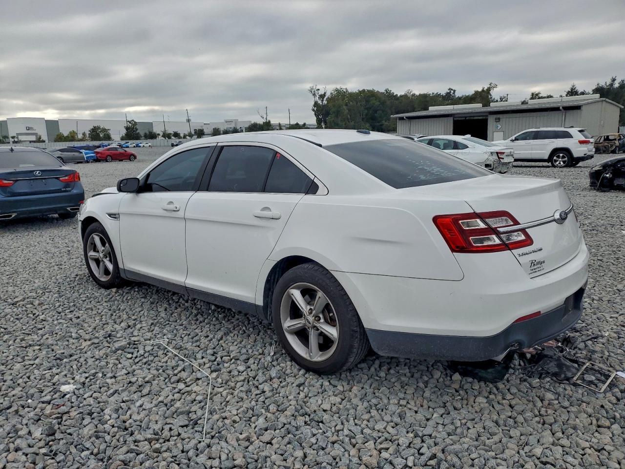 Ford Taurus Se Image 2