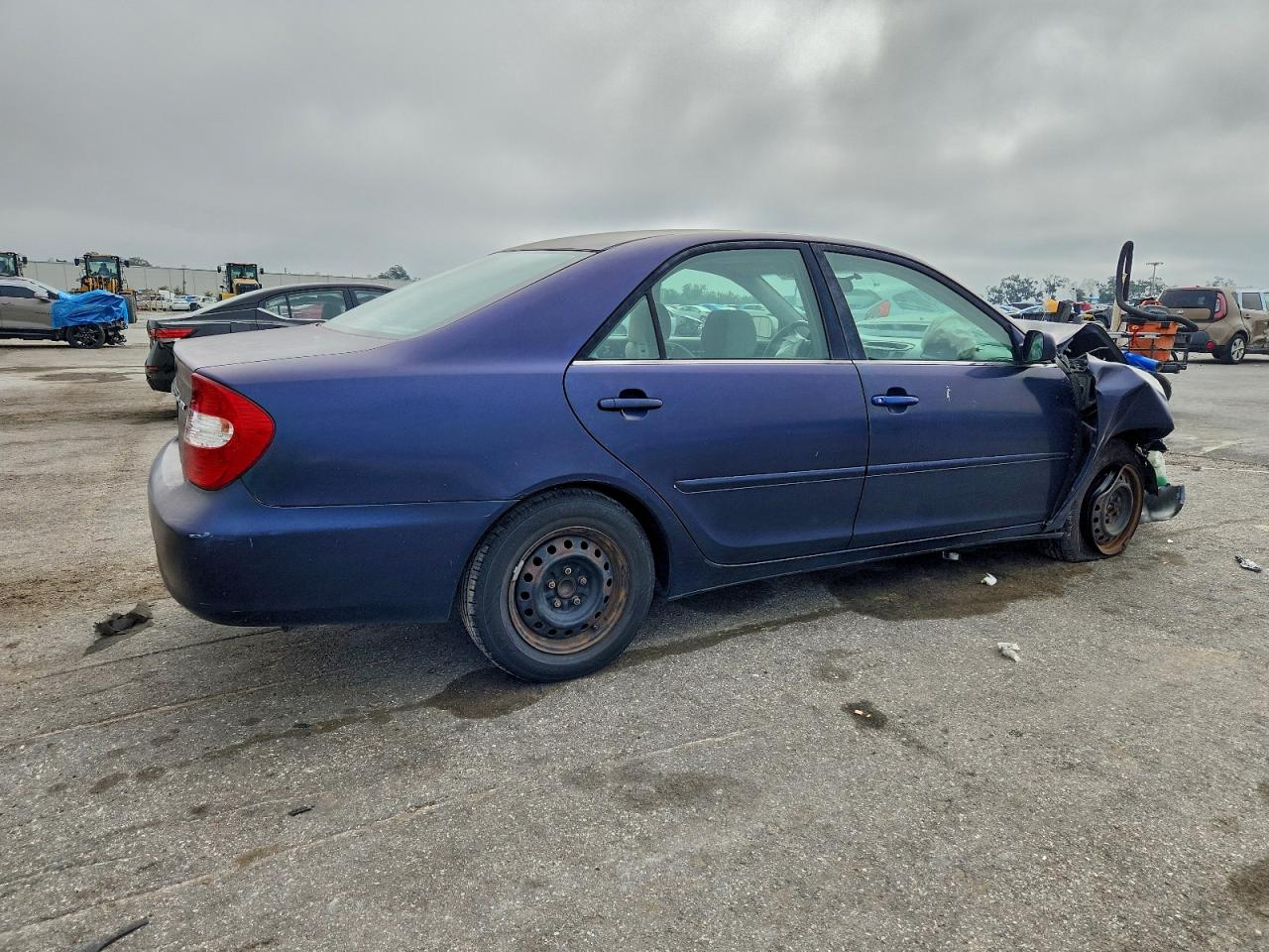 Toyota Camry Le Image 9