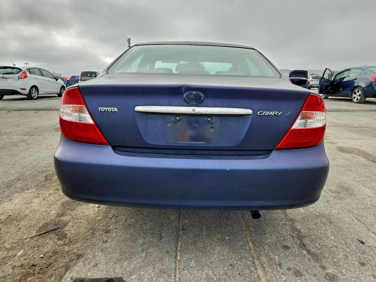 Toyota Camry Le Image 4