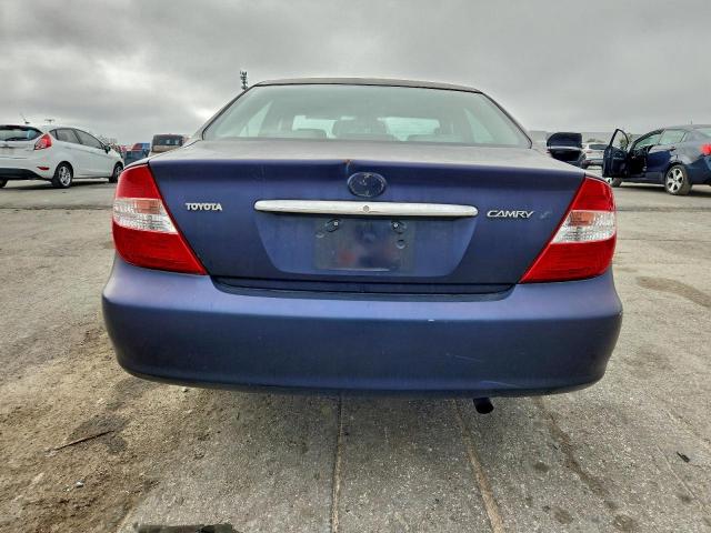 Toyota Camry Le Image 4