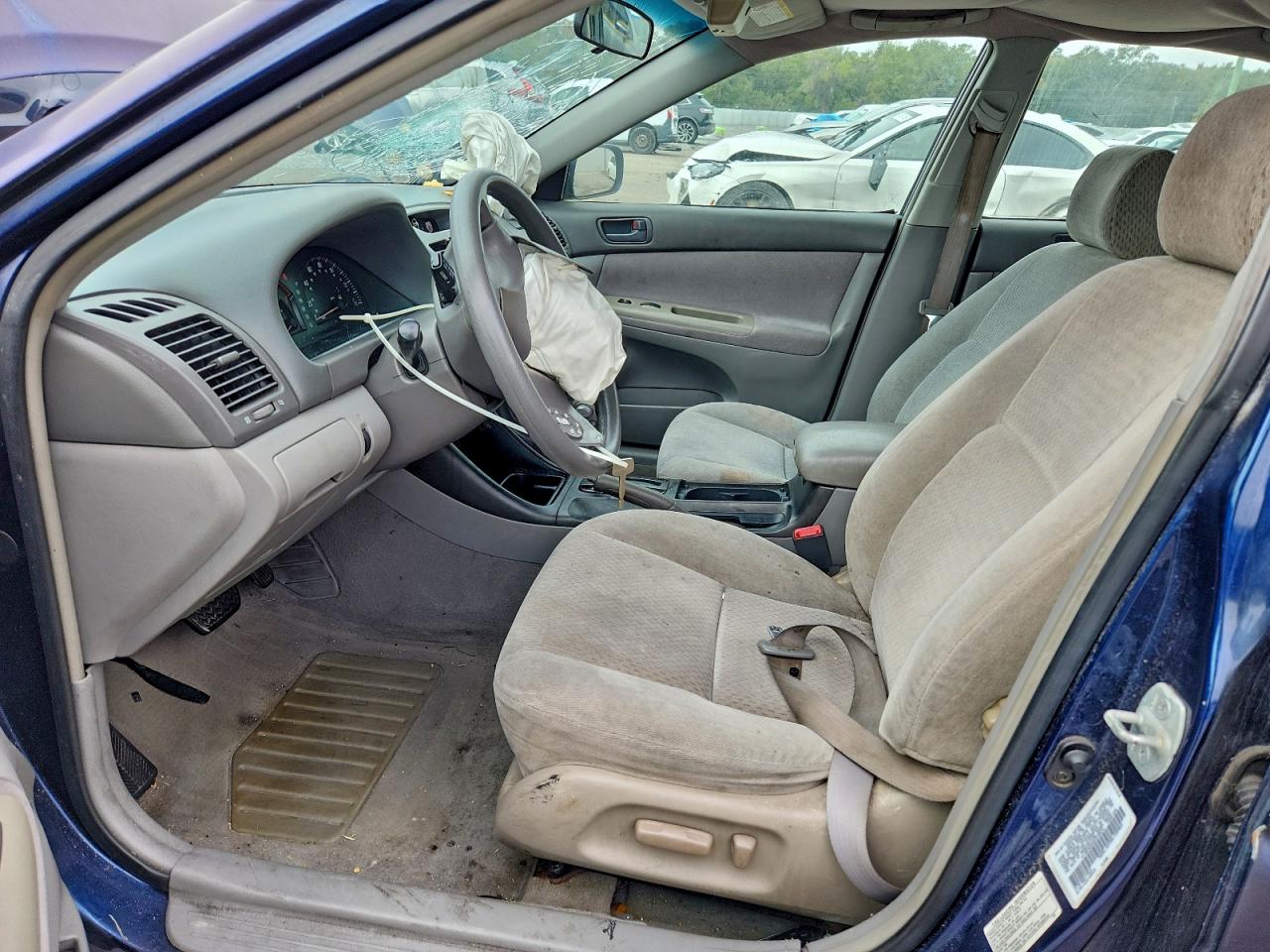 Toyota Camry Le Image 5