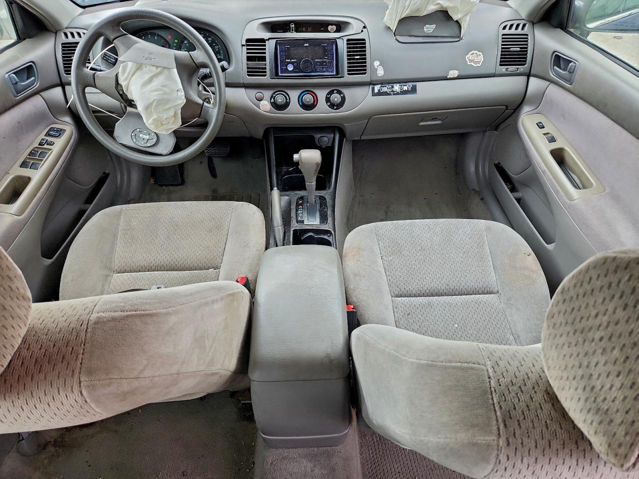 Toyota Camry Le Image 12