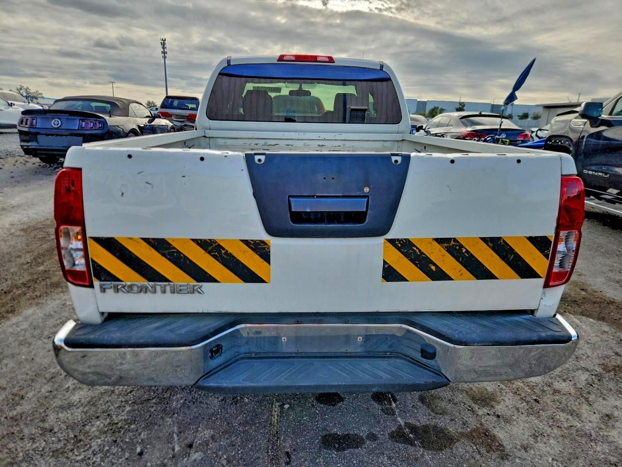Nissan Frontier S Image 5