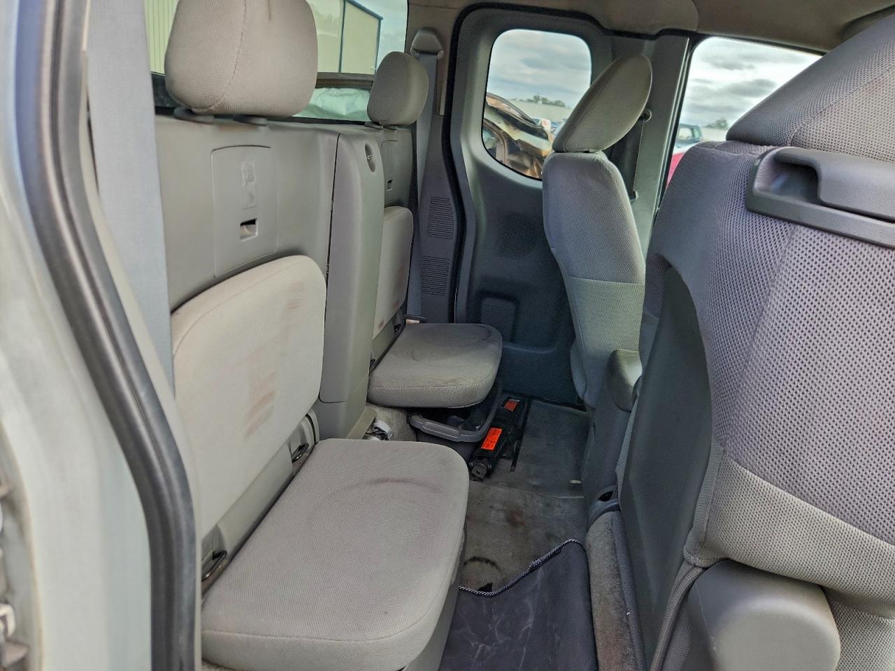 Nissan Frontier S Image 9