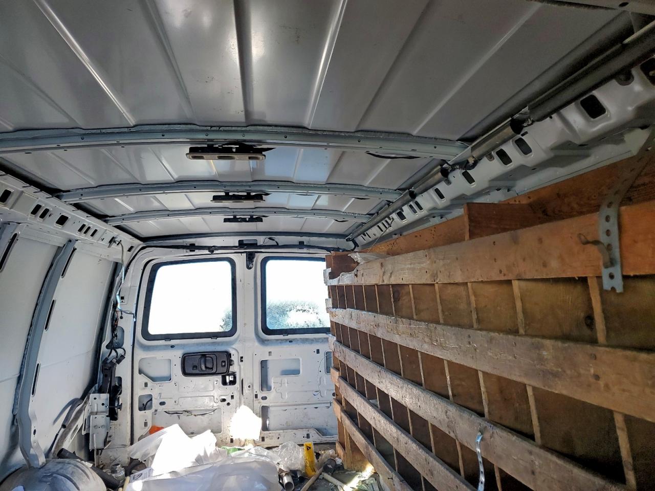 Chevrolet Express Image 5