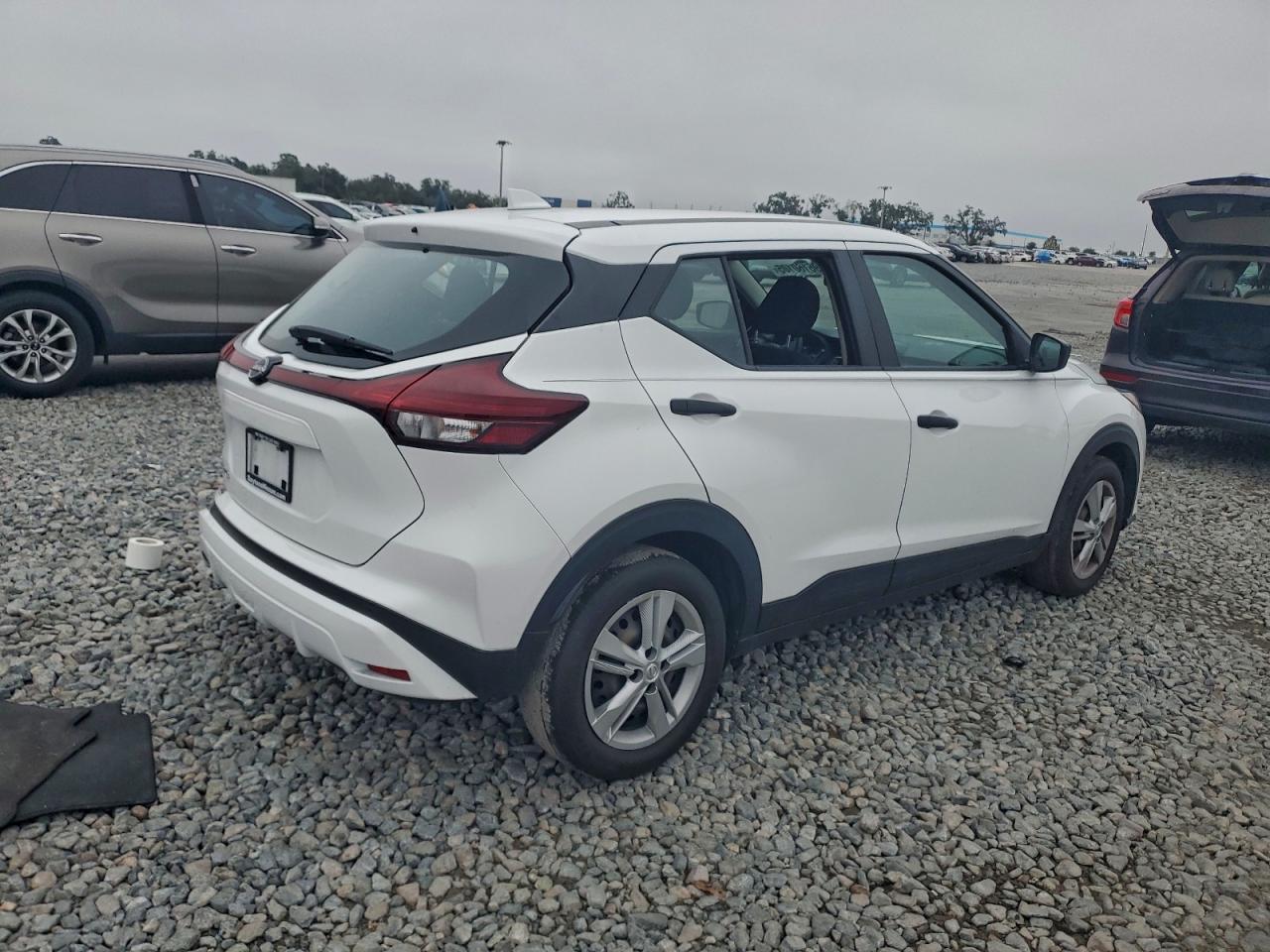 Nissan Kicks S Image 4