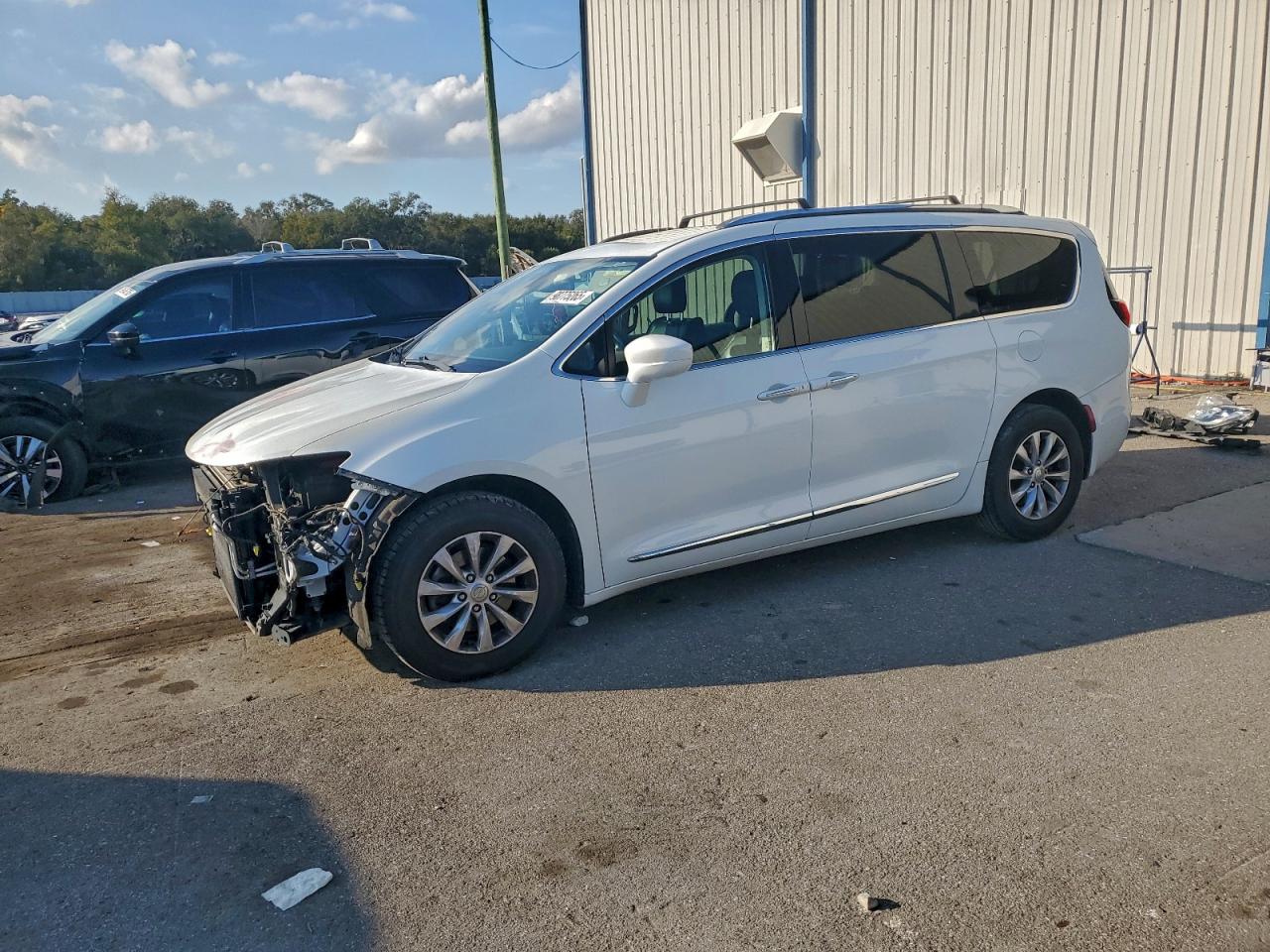 Chrysler Pacifica Touring L Image 1