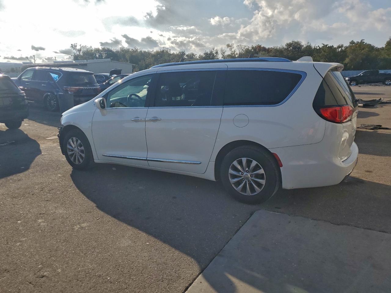 Chrysler Pacifica Touring L Image 4