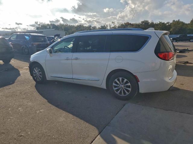 Chrysler Pacifica Touring L Image 4