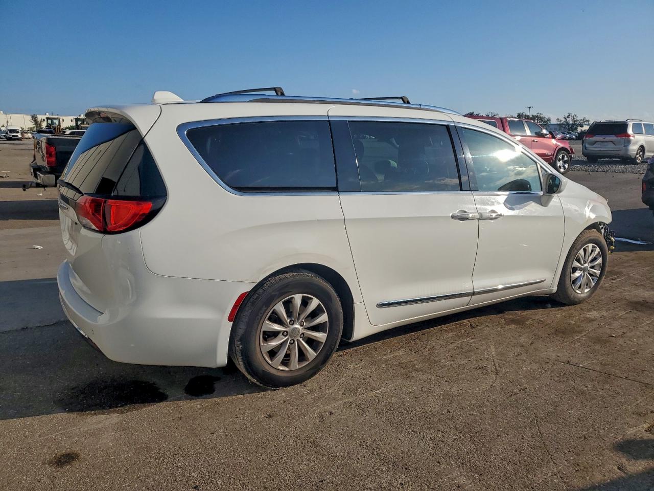 Chrysler Pacifica Touring L Image 2