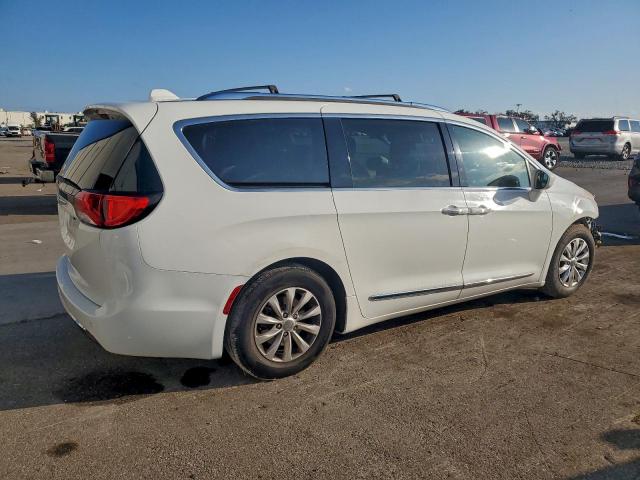 Chrysler Pacifica Touring L Image 2