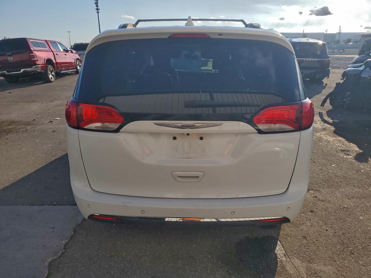 Chrysler Pacifica Touring L Image 12