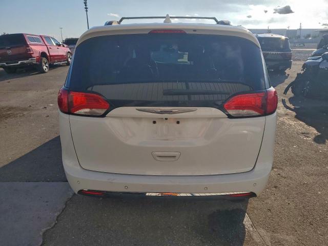 Chrysler Pacifica Touring L Image 12